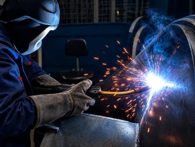 Lasser aan het werk   Snelders BV Machinefabriek